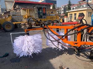 2020年11月11日山西省晉中市昔陽(yáng)縣公路管理段與河南都市機(jī)械設(shè)備有限公司合作，在宋段長(zhǎng)王隊(duì)長(zhǎng)凌師傅的精心安排指導(dǎo)下與喬主任祝師傅的積極努力，成功研制出了加寬雙護(hù)欄板600mm護(hù)欄清洗機(jī)